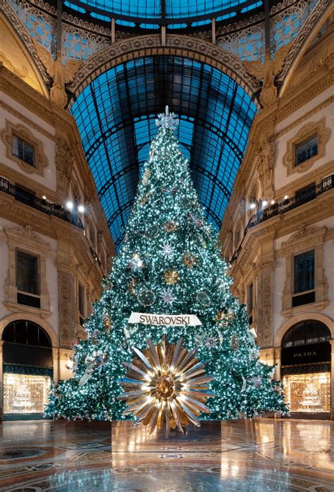 La Maison svela l’albero delle feste nella storica Galleria Vittorio .